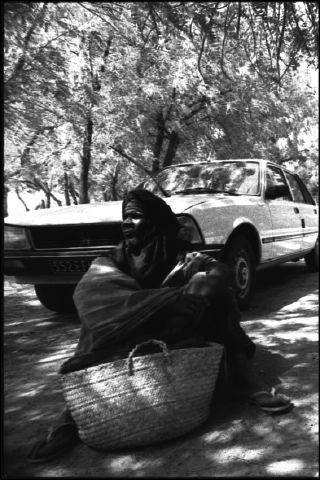 homme_noir.voiture_blanche.jpg